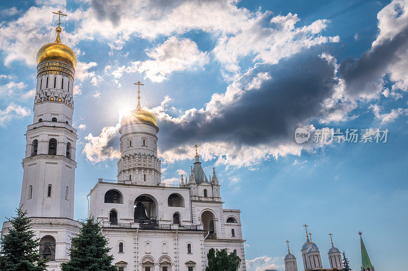 伊凡大帝钟楼，在莫斯科克里姆林宫的右边是升天钟楼。蓝色的天空背景与阳光
