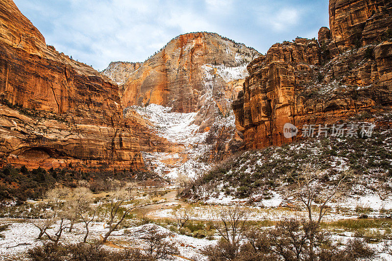 美国犹他州峡谷地区色彩鲜艳的岩层在金色的光线下拍摄。