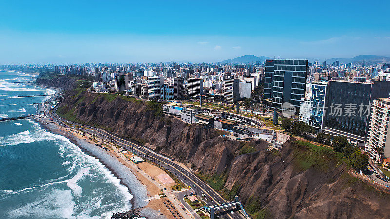 秘鲁利马米拉弗洛雷斯地区海岸线的全景鸟瞰图。