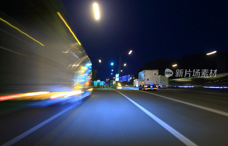 夜间在高速公路上行驶的货运卡车