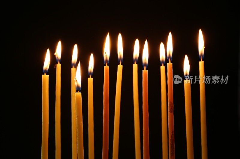 许多燃烧的教堂蜡烛在黑暗的背景