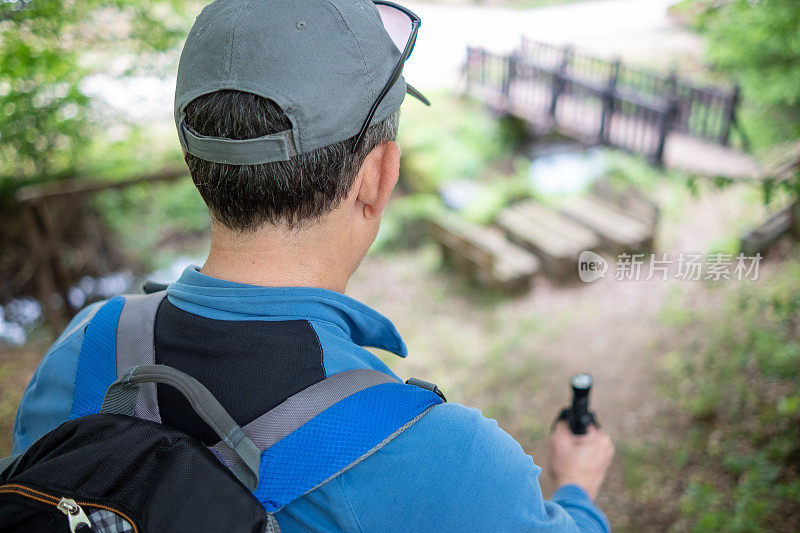 一位中年男子从事山地旅游。