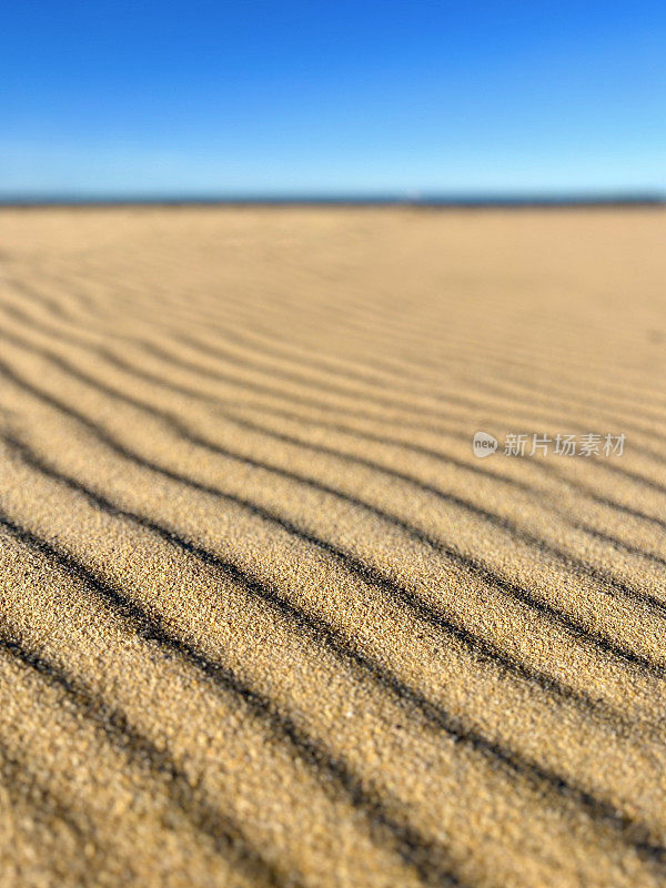 沙子和蓝天上的风模式