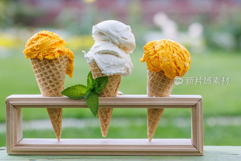 清爽的柠檬味华夫蛋筒冰淇淋
