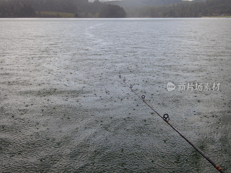 俄勒冈州湖上的大雨夹雪与鱼竿