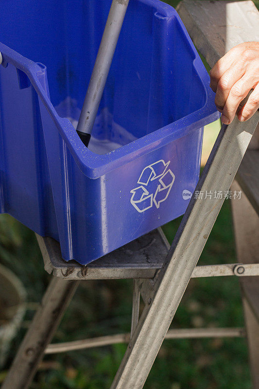 2023年春天，一名男子在南佛罗里达州的家中故意使用蓝色回收桶作为清洁桶来清洗排水沟
