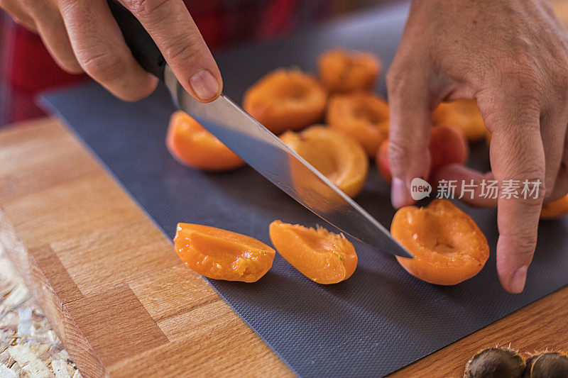 新鲜成熟的杏切成两半