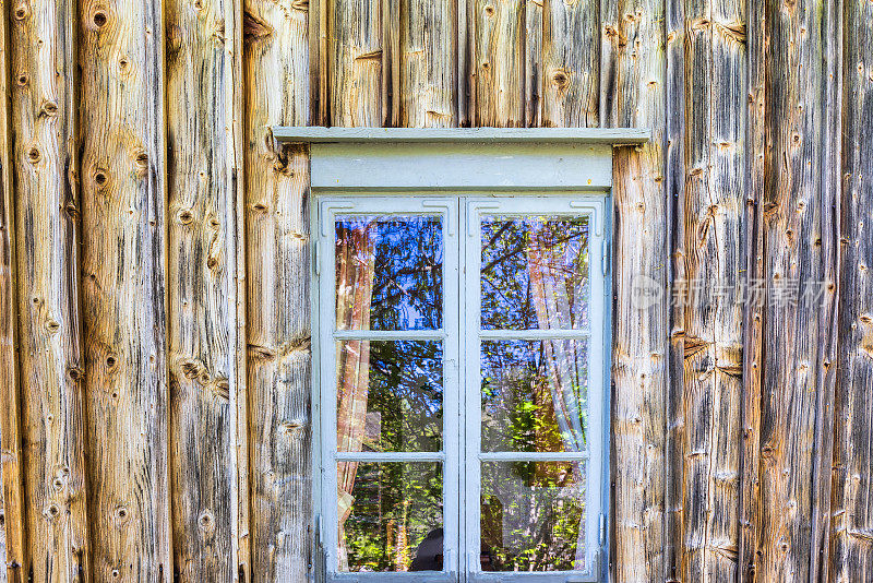 一间老茅屋的窗户，木墙没有油漆