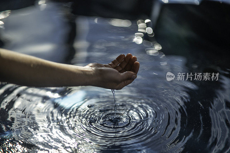 女人在漩涡热水浴缸里。水疗和健康水疗。