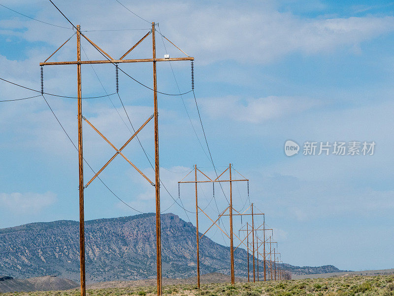 巨大的电线延伸到遥远的沙漠山脉。