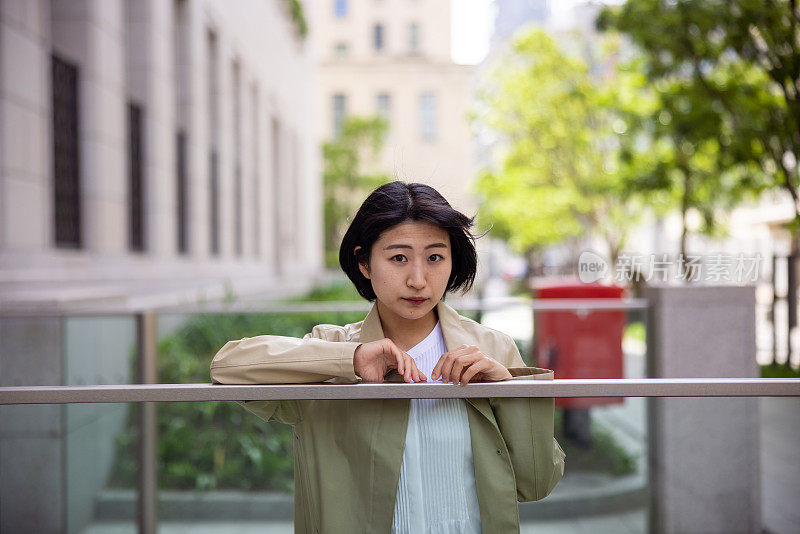 城市里的女商人肖像