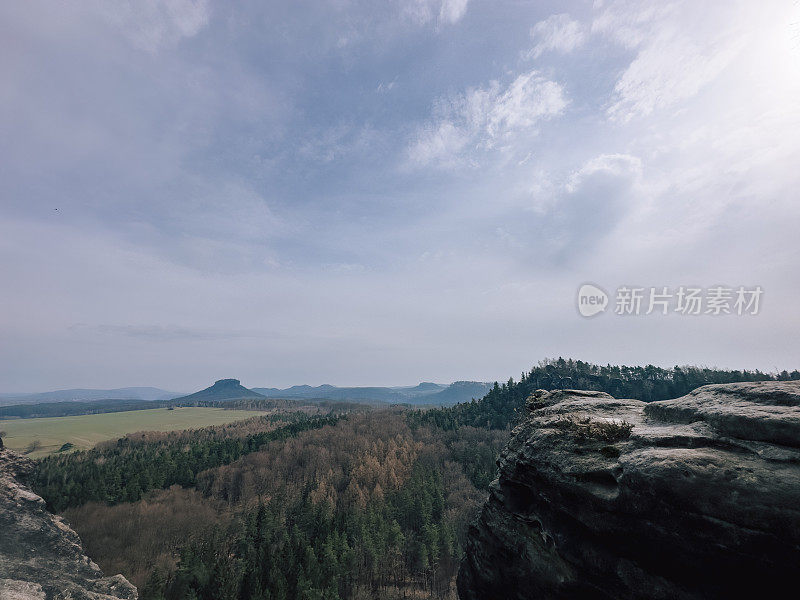 撒克逊瑞士，瑞士萨克森，德国德累斯顿附近的岩石和山脉全景摄影。