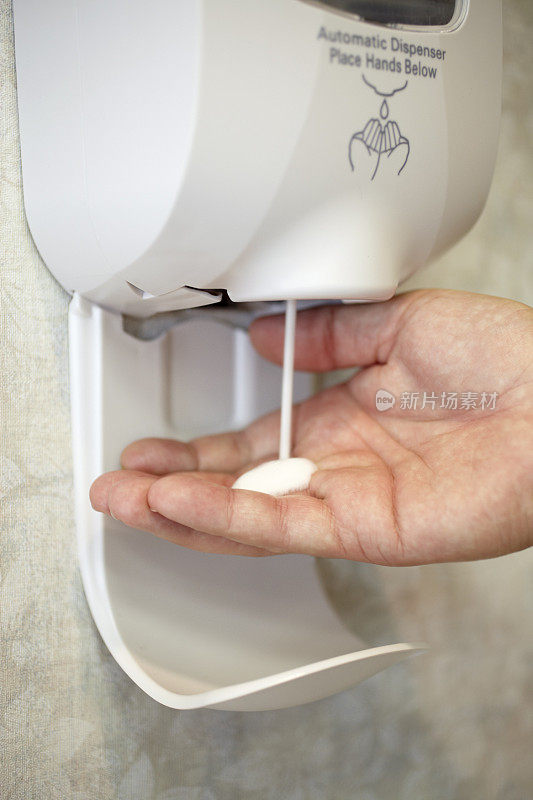 洗手液分配器给男性的手分配液体肥皂