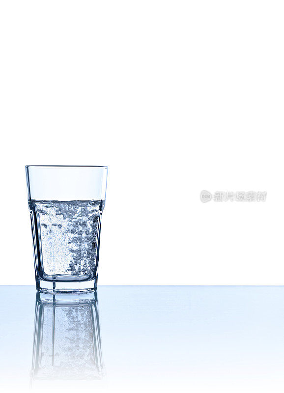 一杯蓝色的气泡水，孤立于白色之上
