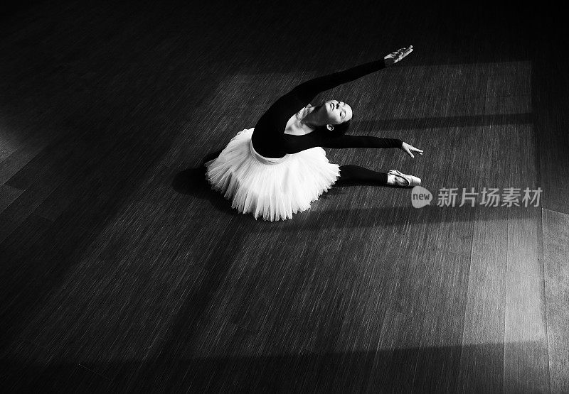 芭蕾舞女演员跳舞在室内
