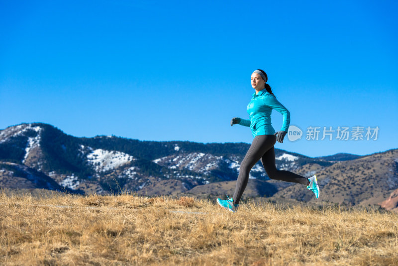 女人在冬天跑步