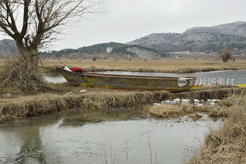 湖边一艘废弃的旧渔船