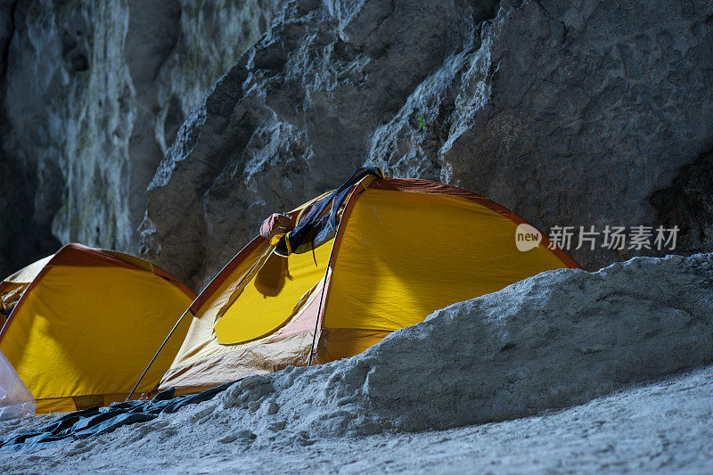 越南广平省世界上通行量最大的洞穴韩松洞内的帐篷