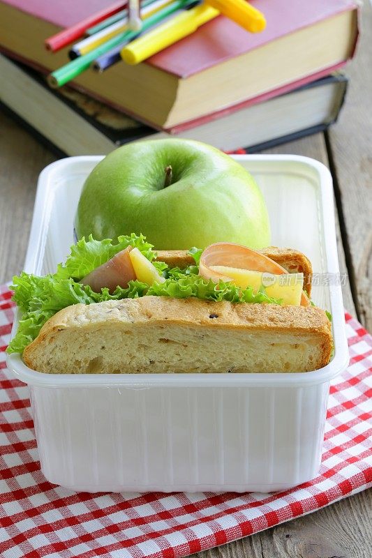 三明治，火腿，蔬菜沙拉和盒子里的苹果