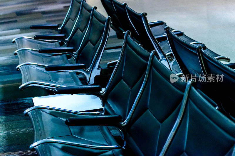 空空如也的机场座位——候机时典型的黑色座椅