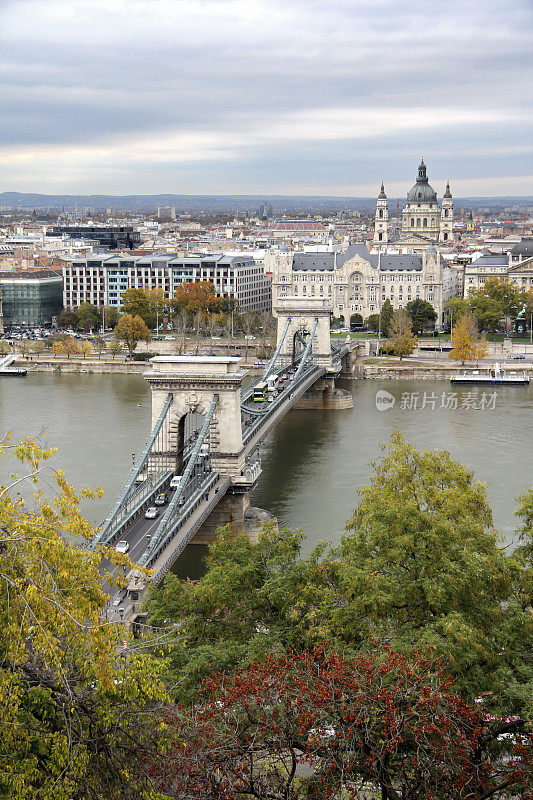 匈牙利，布达佩斯，铁链桥和多瑙河的秋天