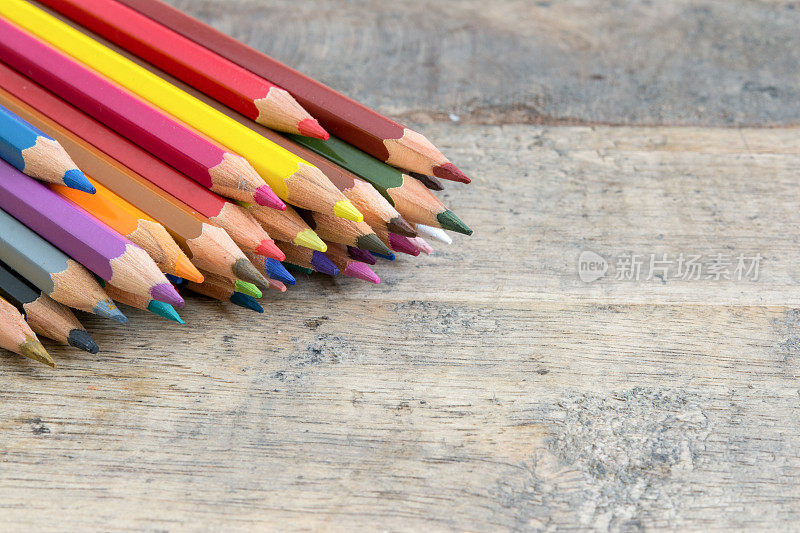 彩色铅笔上的木头背景特写