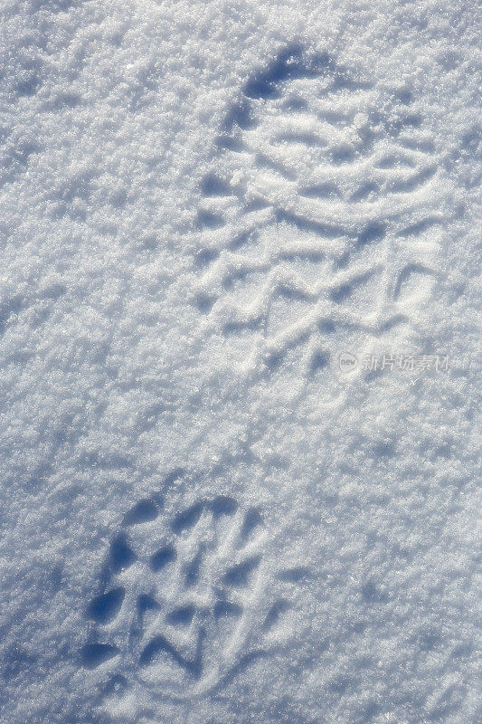 雪地上靴子留下的痕迹，这是背景。
