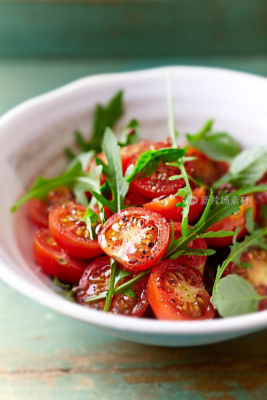 番茄芝麻菜拌亚麻籽沙拉