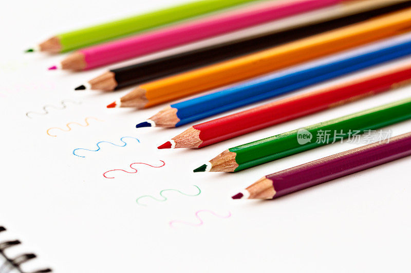 彩色铅笔在白色上画出波浪形的线条