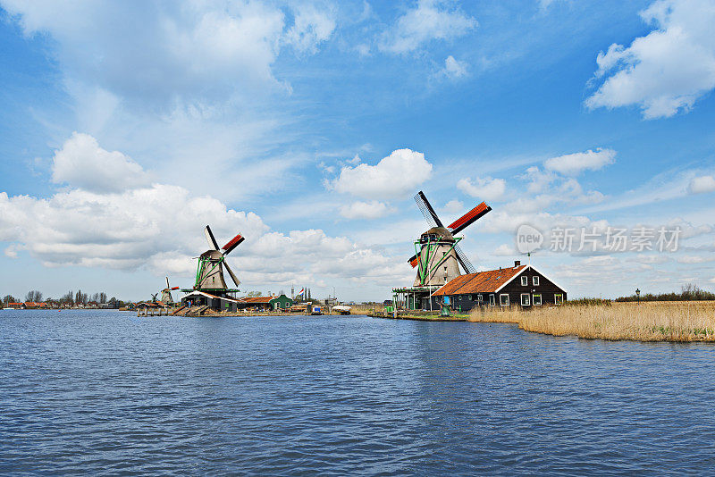 荷兰运河上的传统荷兰风车