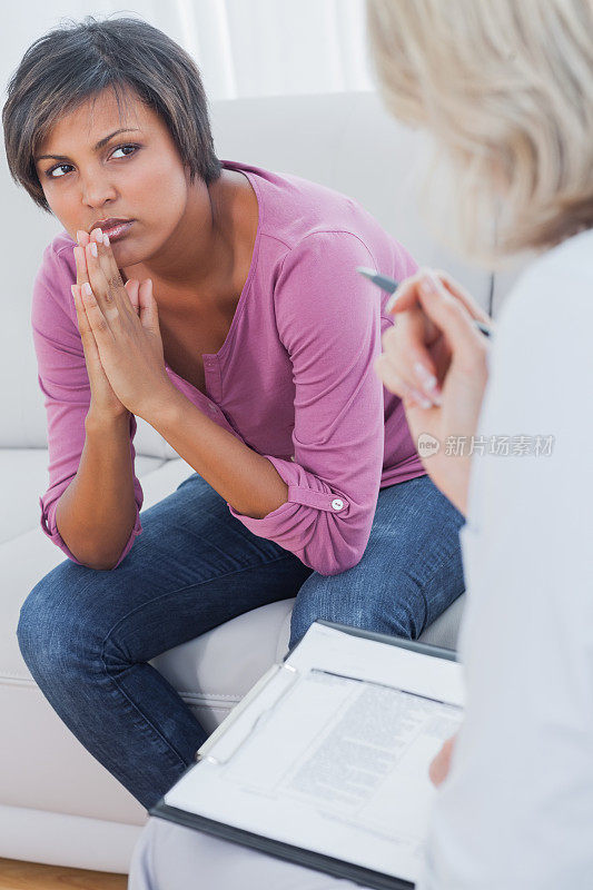 治疗师在和她焦虑的病人谈话