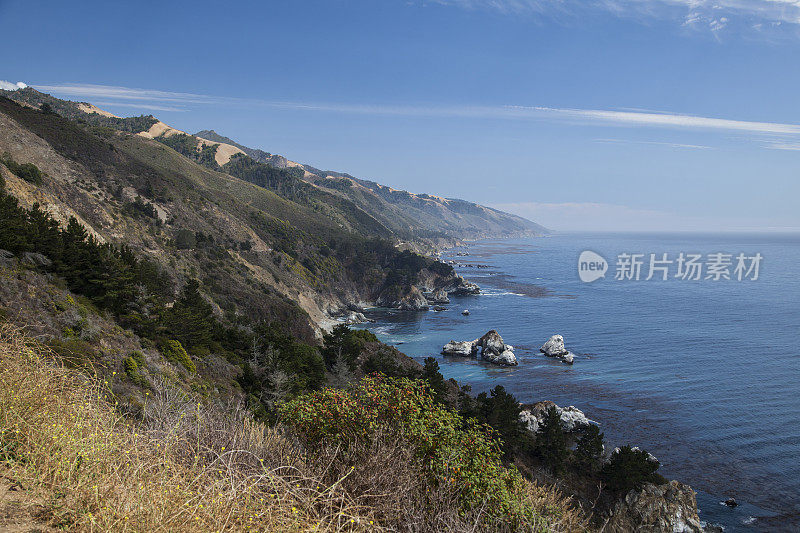 在加州大苏尔俯瞰大海的悬崖