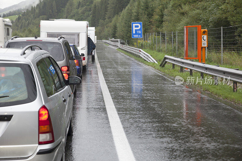 奥地利山区的交通堵塞。紧急电话。