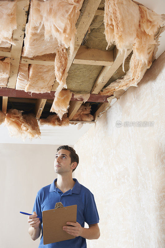 建筑商准备天花板损坏的报价