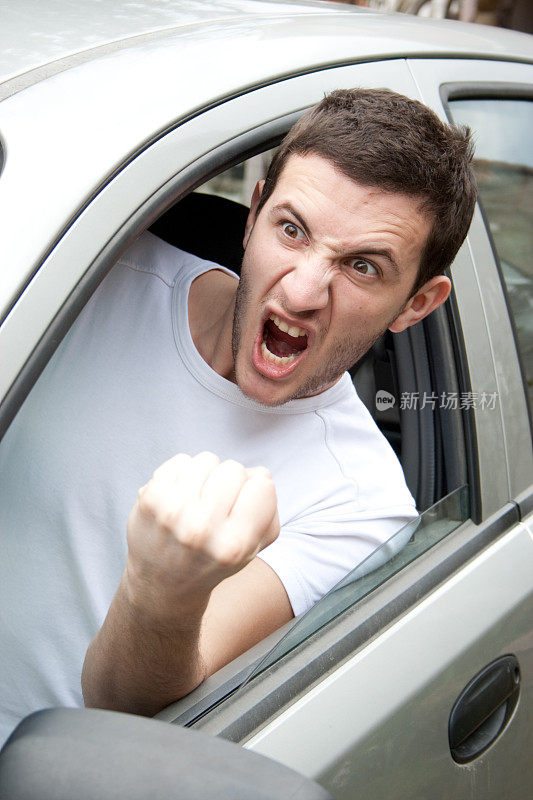 一个愤怒的人从一辆车里大喊大叫