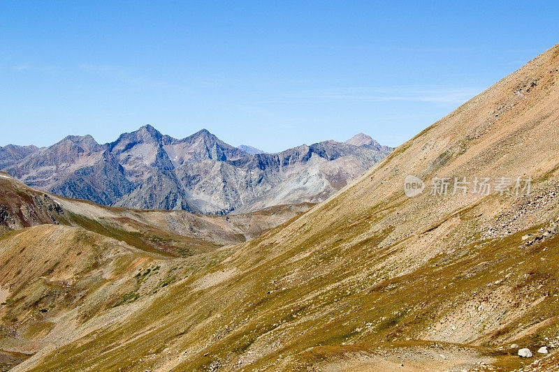 科罗拉多耶鲁山的徒步旅行者和风景