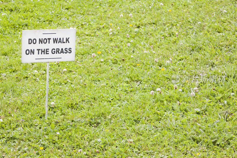 “请勿在草地上行走”的标志。