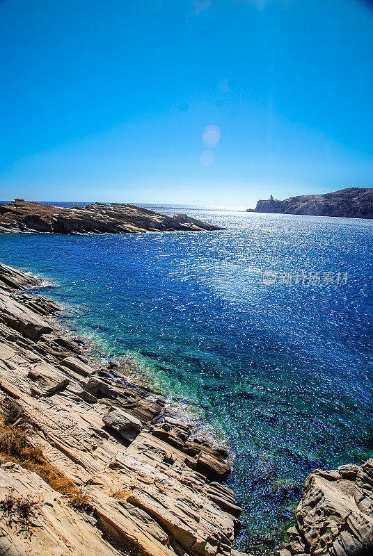 岩石希腊海岸线和海港