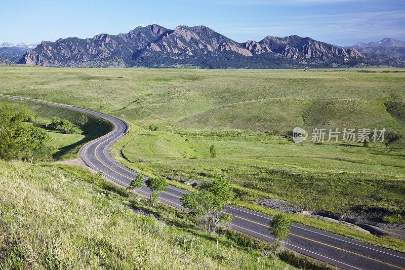 科罗拉多州博尔德的蜿蜒道路和熨斗