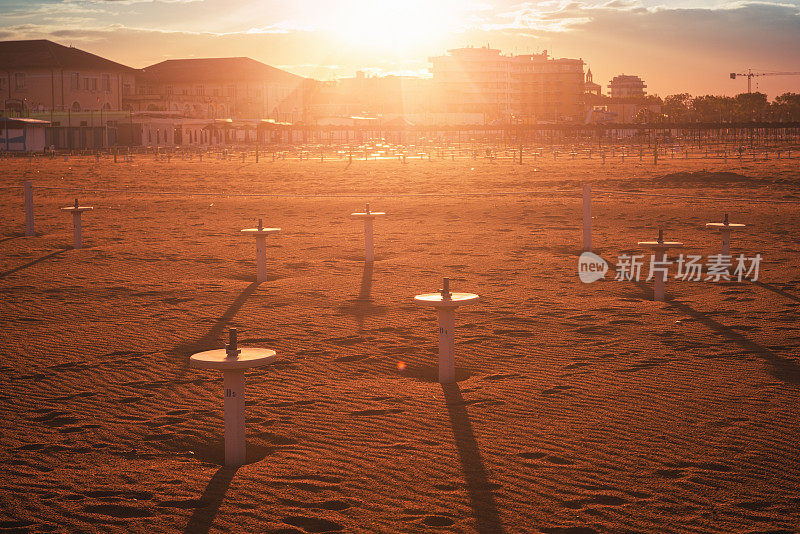 日落时空旷的里米尼夏日海滩