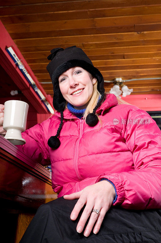 滑雪小屋的咖啡休息时间