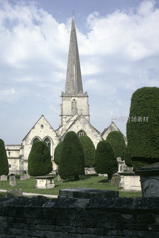 格洛斯特郡科茨沃尔德的Painswick教堂和紫杉树