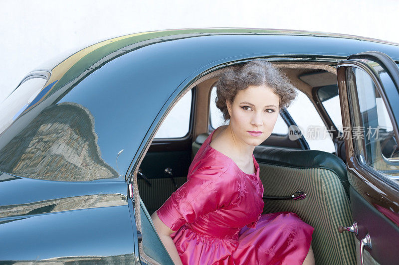 1950-1960年风格的老爷车里的女人