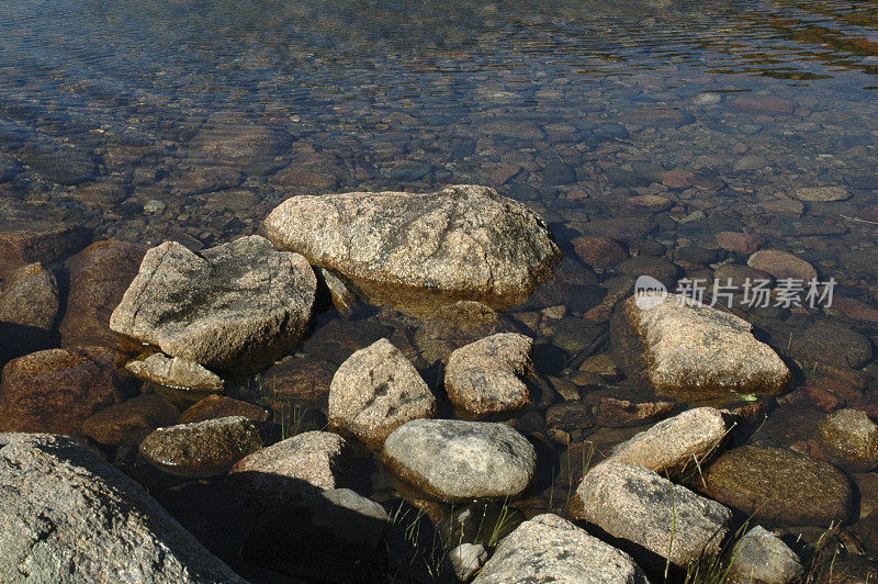 池塘里的石头