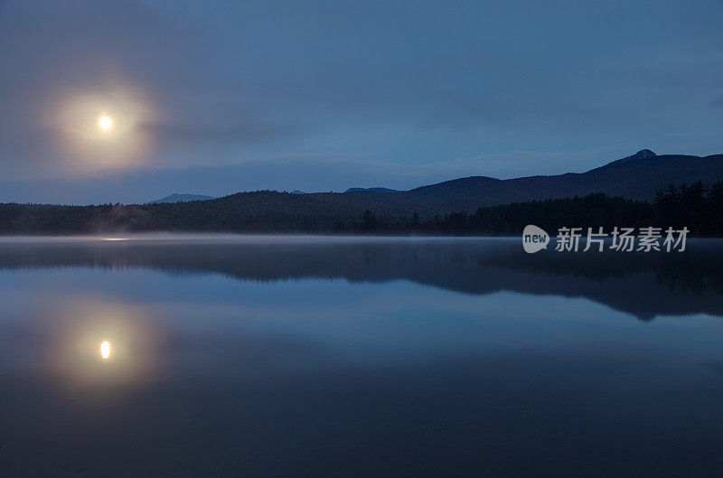Chocorua湖上的满月