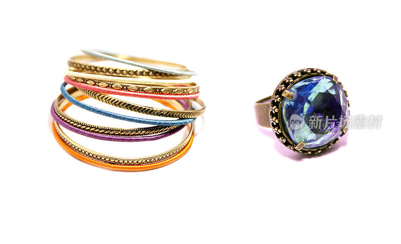 彩色手链和蓝宝石戒指