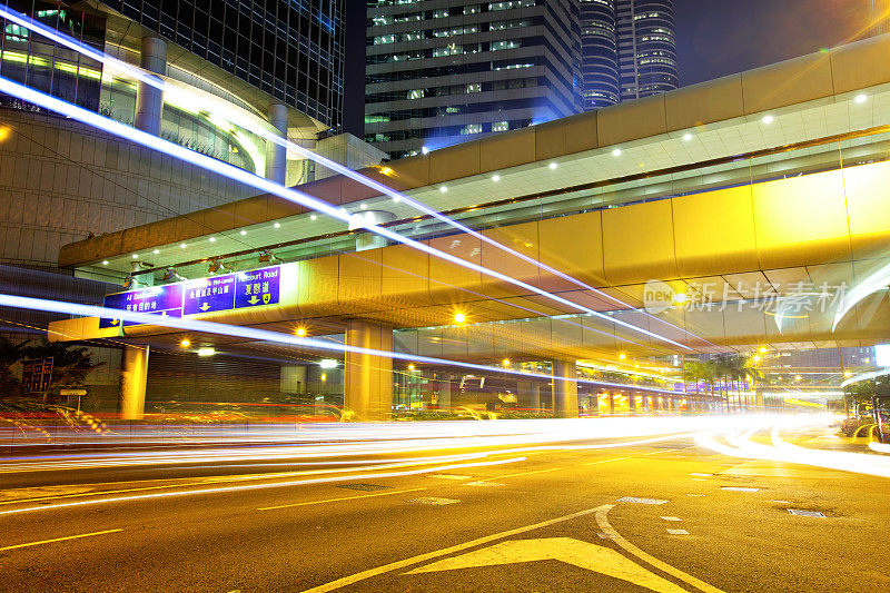 香港市内夜间的交通状况