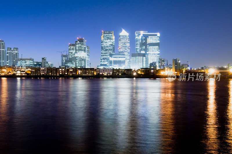 金丝雀码头伦敦城市夜景在英国伦敦