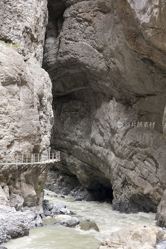 在瑞士阿尔卑斯山的格林德沃冰川峡谷