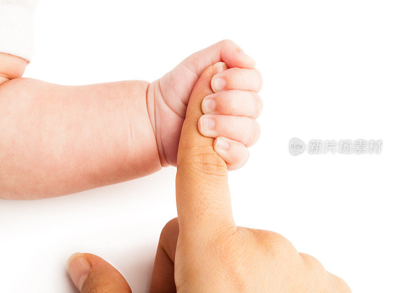 深情的婴儿牵着妈妈的手指